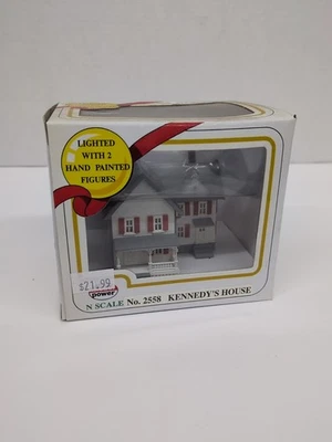 Model 2558 Power Kennedy's House Built-Up Building With 2 Figures Scale Lighted - Image 1 of 4