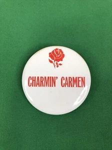 Pin de botón vintage Western insignia estilo Anaheim CHARMIN' CARMEN (con una rosa roja) - Imagen 1 de 7