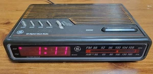 Vintage GE Model 7-4612A Woodgrain Digital Alarm Clock Radio AM FM Tested - Picture 1 of 9