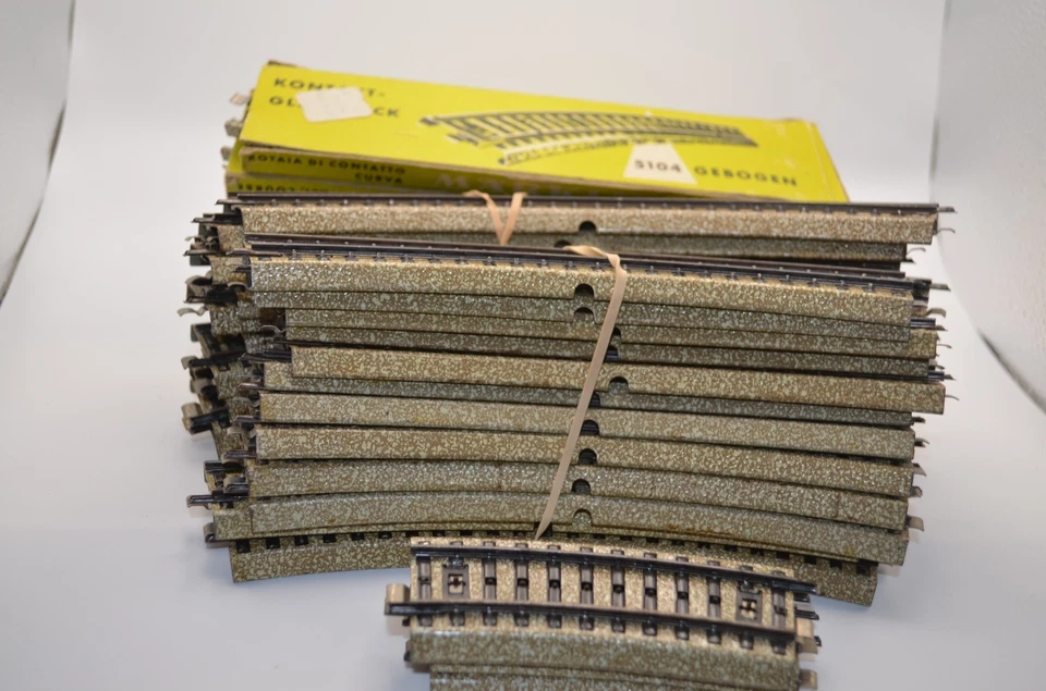 Marklin 5100 series curved M track (5100, 5101, 5104,  5120), 33 pieces - Image 1 of 1