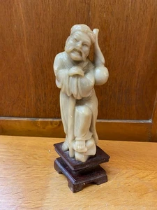 STATUETTE CHINOISE PIERRE DE SAVON PELERIN ET SA GOURDE SUR SOCLE - Imagen 1 de 10