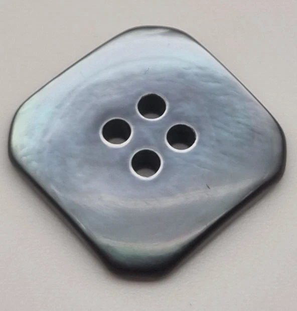 Grauer Perlmutt 4-Loch-Knopf 18-22 mm Quadratisch / Mother-of-Pearl Button F15 - Bild 1 von 1