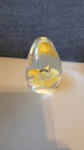 Vintage Kunst Glas gelbe Blume Briefbeschwerer Kontrolle Blase Träne Tropfen Blase 3" - Bild 1 von 4