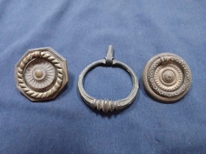 3 ANTIGUOS TIRADORES DE CAJÓN ESTILO GOTA DE LATÓN MACIZO HERRAJES SIGLO XIX - Imagen 1 de 1