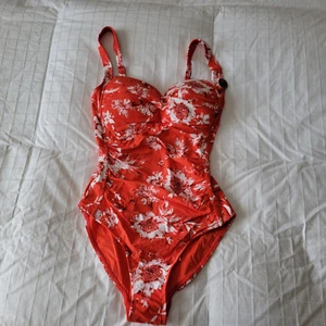 NWT Nip Tuck Red Floral One Piece Swimsuit Sz. 4 NEW - Picture 1 of 2