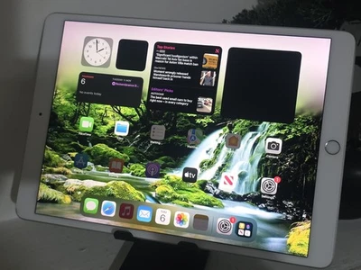 Apple iPad Air (3rd Generation) 64GB, Wi-Fi & Cellular - 10.5in - Silver - Image 1 of 4