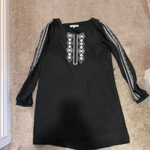 ALMOST FAMOUS Black Shift Dress w/ White Embroidered Details LS Boho Style-SZ L - Imagen 1 de 5