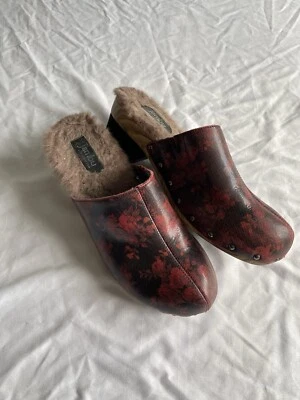 Lindo Zueco Mules Y2K Grunge Jambu Cuero Tachonado Negro Rojo Rosas Oveja Talla 10 Foto 1 de 4