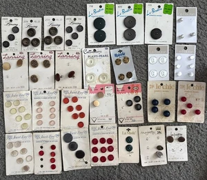 Konvolut Vintage Knöpfe Schmuckzinken, Lansing, Le Chic, Le Bouton, MPW +mehr NEU - Bild 1 von 8