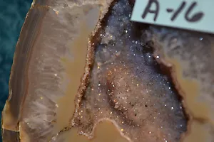 #A16-330 BRAZILIAN GEODE AGATE STONE GRAY WITH BEIGE POCKET OF GLITTER CRYSTALS - Picture 1 of 5
