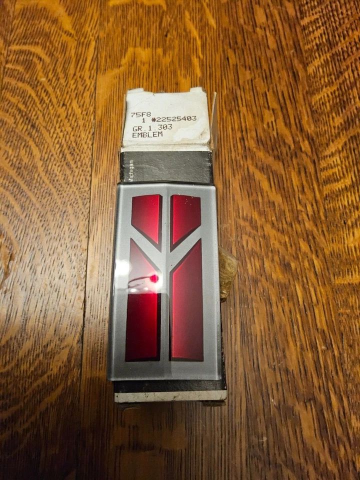 Oldsmobile Cutlass Calais Grill Emblem GM 22525403 1985-1996 NUEVO DE STOCK  Foto 1 de 1