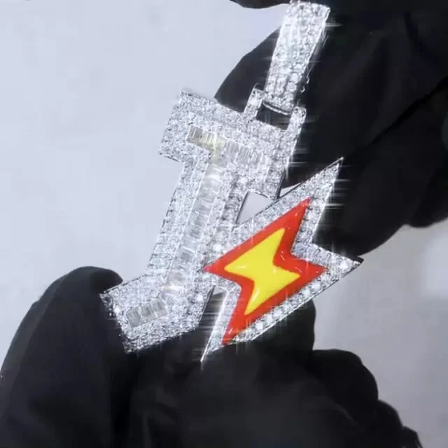 Colgante de moissanita de corte redondo de 2 quilates para hombre enchapado en oro blanco de 14 k Foto 1 de 4