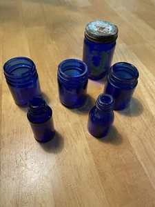 Lot of 6 Vintage Vick’s VapoRub Cobalt Blue Bottles - Bild 1 von 4