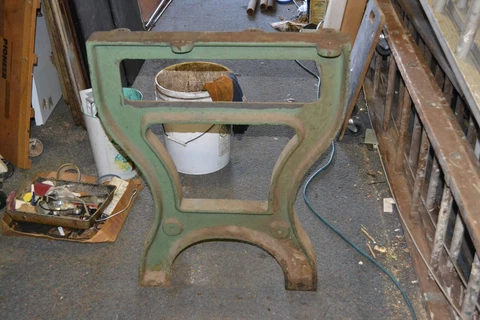 here are two LARGE HEAVY INDUSTRIAL CAST IRON LEG in good condition 100 lbs each Cover