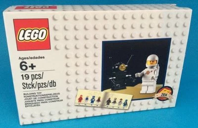 LEGO 5002812 Classic Cosmonaut/Spaceman Promo Exclusive Minifig - Image 1 of 4