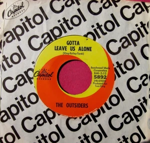 THE OUTSIDERS - Gotta Leave Us Alone - super clean 45 rpm - Capitol 5892 - Bild 1 von 2