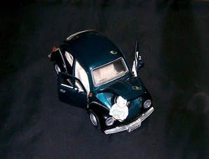 Volkswagen Beetle Car & Rabbit Diecast 1:18 Model Road Signature Collectible - Picture 1 of 12