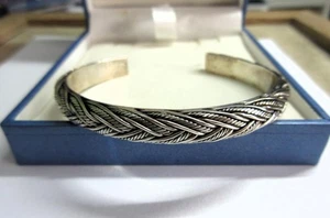 Vintage SOLID SILVER CUFF BANGLE Bracelet - Twist Decoration - 22g - Picture 1 of 6