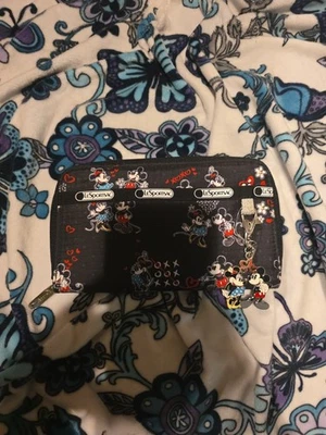 NWOT LeSportsac Lily Wallet Disney Mickey & Minnie Mouse Hearts Print w Keychain - Photo 1/4