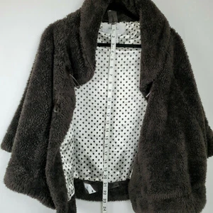 Ropa exterior Sisters Poncho para mujer talla mediana piel sintética capa poncho abrigo encogimiento de hombros  - Imagen 1 de 12