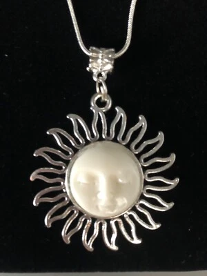 Collar colgante de sol cara tallada con cadena de plata de ley 925 LuDesigns Foto 1 de 4