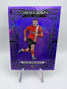 Grabado eléctrico Alfie Doughty 2023-24 Obsidian #69 Purple Flood/25 Luton Town SSP - Imagen 1 de 3