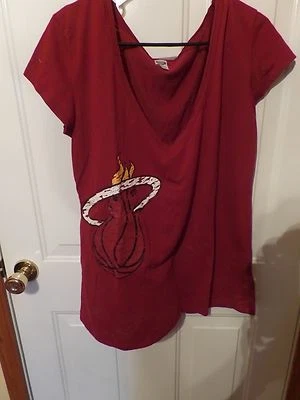 2 шт. женские Miami Heat SS Burnout с V-образным вырезом, носились дважды! Отлично - см. ОБЕ фотографии - Изображение 1 из 2