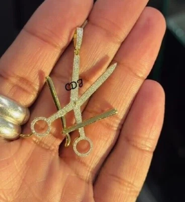 Probador Pasando Moissanita Elegante Barbero Dije Colgante Dos Tonos Plateado Foto 1 de 4