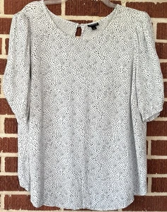 Blusa blanca tórrida con lunares negros cuello cerradura manga acanalada talla 2X - Imagen 1 de 4