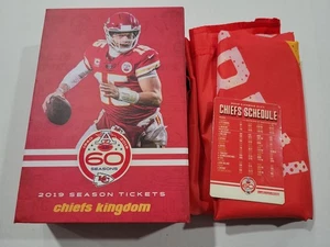 Boleto de temporada 2019 Kansas City Chiefs caja de regalo para miembros bandera STM Patrick Mahomes  - Imagen 1 de 6