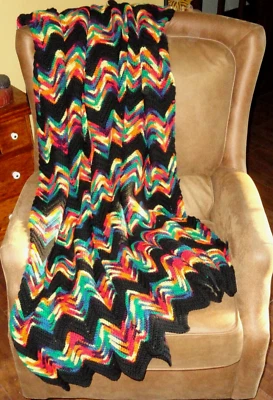 Manta afgana tejida a ganchillo ~ negra con colores arco iris ~ Chevron Zig Zag Foto 1 de 4