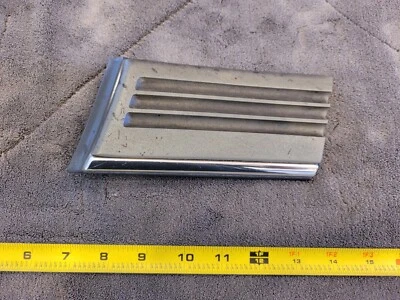 Moldura de guardabarros Lincoln Mark VII detrás del pasajero rueda delantera pozo 1984 1992 Foto 1 de 4