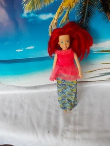 Barbie Puppe, mit rosa Oberteil und blaugemusterten Rock, rote lange Haare - Bild 1 von 1
