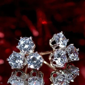 Pendiente de 3 piedras con diamantes de corte redondo de 2 quilates enchapado en oro amarillo de 14 quilates - Imagen 1 de 6