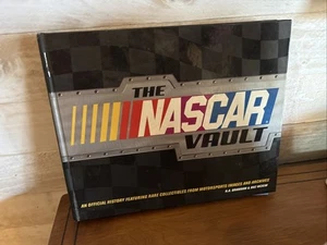 The NASCAR Vault: An Official History Featuring Rare Collectibles Book HC - Foto 1 di 6