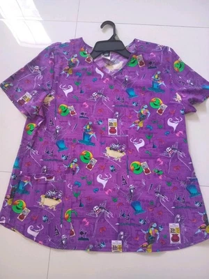 Nuevo Blusa Médica Disney Pesadilla Antes de Navidad Talla XL Mujer Cuello en V Púrpura Foto 1 de 4