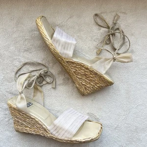 Sandalias Stuart Weitzman Crema Organza Malla Tacón de Cuña Mujer 7 Cordones con Correa en el Tobillo - Imagen 1 de 22