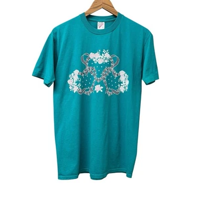 Camiseta de colección Jerzees Cottage Core turquesa con cintas, corazones y rosas. grande Foto 1 de 4