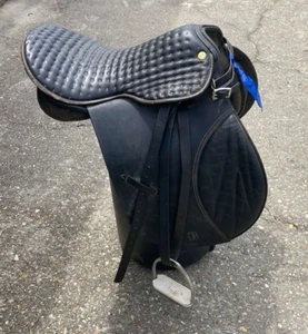 Bates English Horse Saddle Pleasure Quilted Leather Seat 16.5 with Girth - Picture 1 of 7