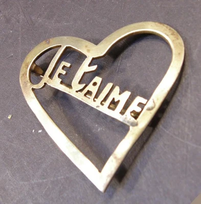 VINTAGE HANDGEFERTIGTE MESSING CUT OUT HERZ BROSCHE ANSTECKNADEL "JE T'AIME" I LOVE YOU AUF FRANZÖSISCH - Bild 1 von 4