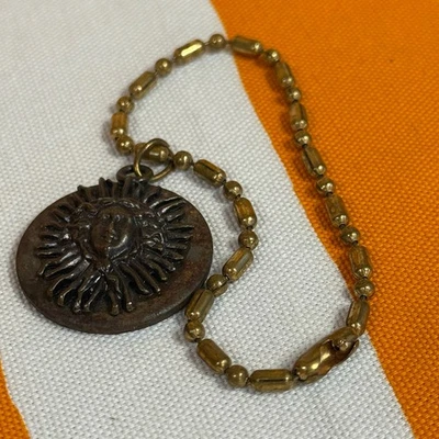 Collar medallón de sol de latón vintage colgante Sunburst con cadena de cuentas Foto 1 de 4