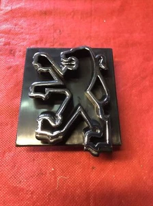 Fregio Emblema Griglia Anteriore Centrale Peugeot 205 PG007 - Foto 1 di 2