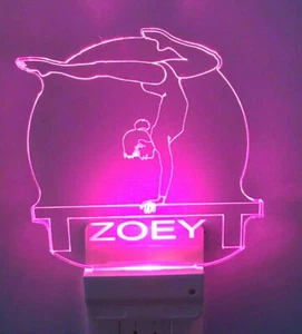 Turner Nachtlicht Personalisiert LED Plug In Mehrfarbig Gymnastik Dämmerung bis Morgengrauen - Bild 1 von 12