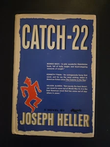 CATCH-22 by JOSEPH HELLER 1961 BCE WWII CLASSIC WAR NOVEL HCDJ  - Foto 1 di 10