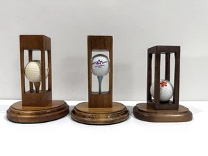 Menge 3 Vintage Golfbälle auf einem Tee Holz Käfig Loch in einer Vitrine Ständer Case - Bild 1 von 8