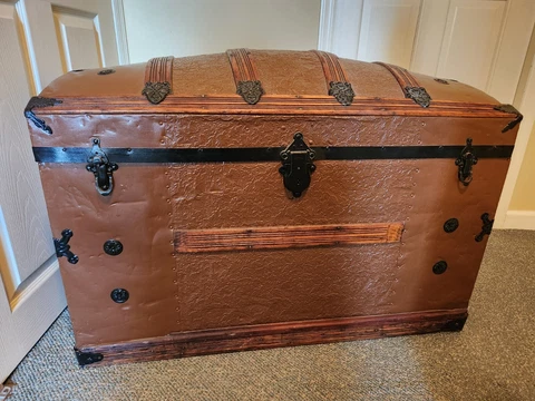antique steamer trunks chests Cover