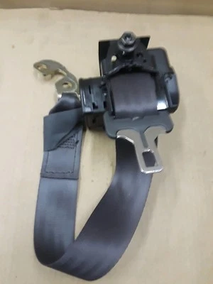 2002 VOLVO S40 SEDAN REAR CENTER SEAT BELT RETRACTOR ASSEMBLY 1.9L 00-03 04 G071 - Image 1 of 3