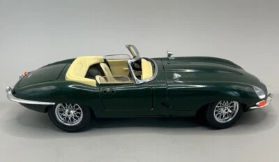 Coche modelo Burago Jaguar tipo E verde 1961 hecho en Italia 10" de largo Foto 1 de 4