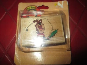 TIMBRO Michael's GOMMA TIMBRATO Looney Tune TAZ PLAYING GOLF Diavolo della Tasmania nuovo con scatola - Foto 1 di 2