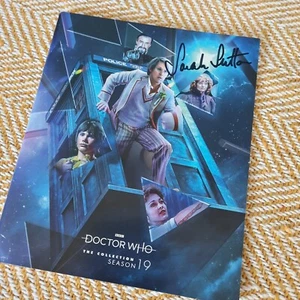 Doctor Who - Staffel 19 signiertes Blu-ray-Booklet - Sarah Sutton & David Banks +18 - Bild 1 von 10